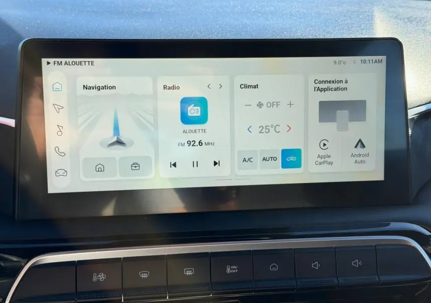 Écran tactile central affichant navigation, radio et climatisation dans l’habitacle du MG3 1.5 Hybrid+ 2024.
