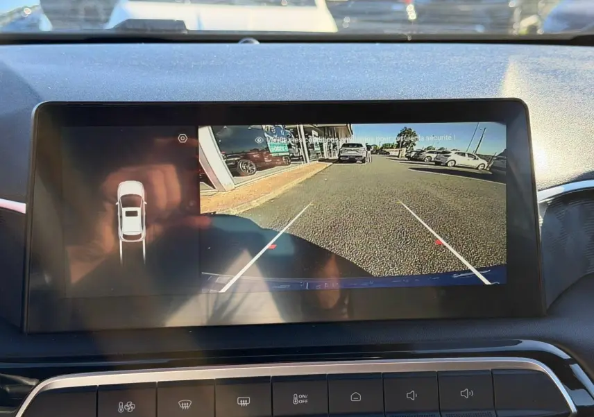 Écran tactile intérieur montrant la caméra de recul du MG3 1.5 Hybrid+ en Como Blue métallisé.