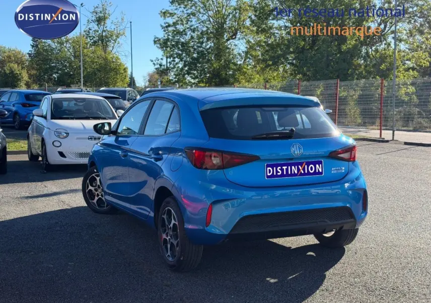Vue 3/4 arrière droite d'une MG3 1.5 Hybrid+ 195ch Comfort en Como Blue métallisé sur parking extérieur.