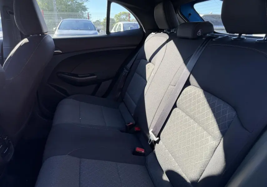Vue latérale intérieure des sièges arrière en tissu noir du MG3 1.5 Hybrid+ 195ch Comfort, avec ceinture de sécurité.