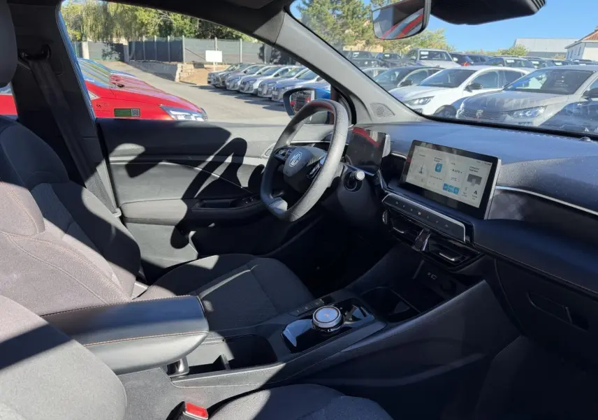 Vue intérieure côté conducteur du MG3 1.5 Hybrid+ 2024 avec tableau de bord numérique et sièges tissu noir.