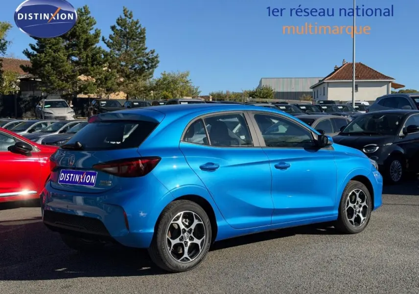 Vue 3/4 arrière droite d'une MG3 1.5 Hybrid+ 195ch Comfort en Como Blue métallisé sur parking extérieur.