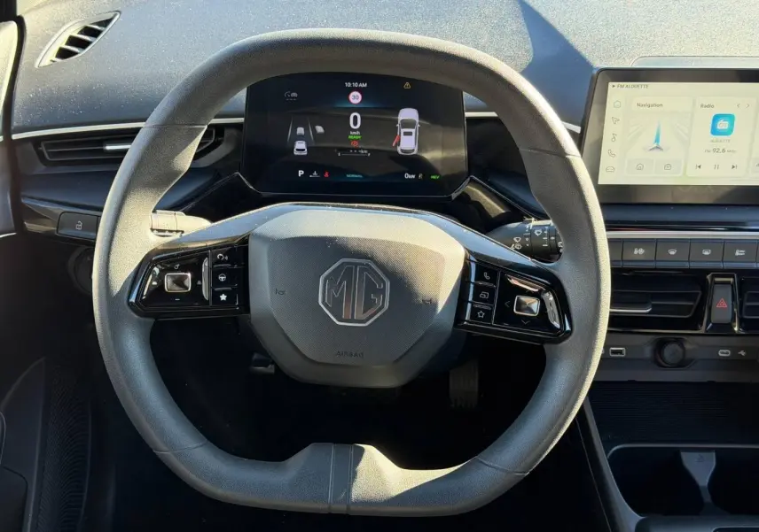 Vue frontale du volant multifonction gris foncé et du tableau de bord numérique de la MG3 1.5 Hybrid+ 2024.