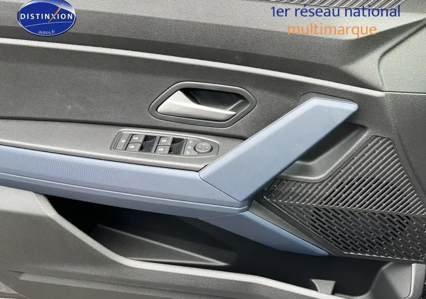 Gros plan sur la porte avant gauche du Dacia Duster gris schiste, avec commandes électriques et haut-parleur intégré.