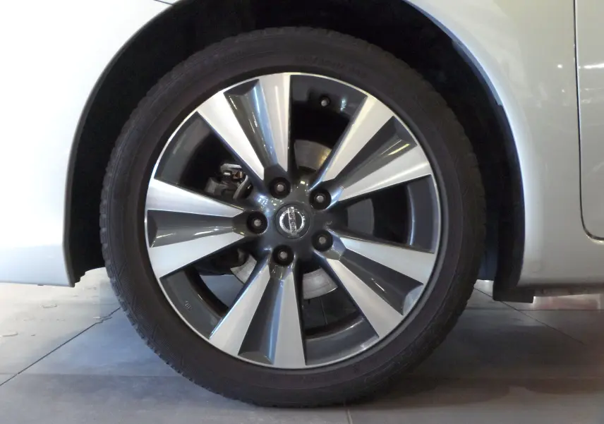 Gros plan sur la jante avant droite gris argenté de la Nissan Pulsar Gris Glacier 2019 avec logo central visible.