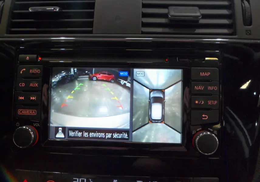Écran central de la Nissan Pulsar 2019 montrant la caméra de recul et la vue à 360° en intérieur noir brillant.