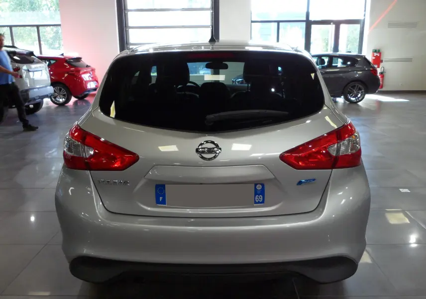 Vue arrière d'une Nissan Pulsar gris glacier 2019 dans un showroom lumineux.