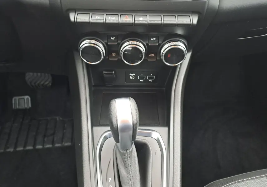 Vue rapprochée de la console centrale du Renault Captur 2022, avec levier de boîte auto et commandes de climatisation.