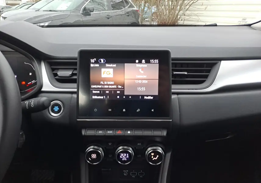 Vue intérieure du tableau de bord du Renault Captur 1.6 E-TECH Hybrid 2022 avec écran tactile et commandes de climatisation.