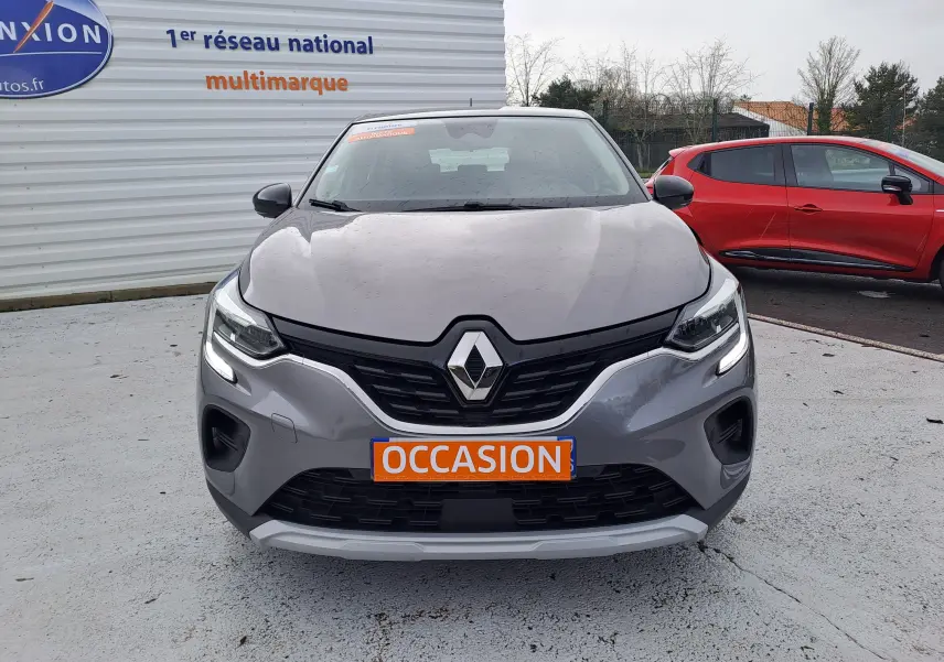 Vue frontale d'un Renault Captur gris cassiopée métallisé avec feux LED allumés et plaque "OCCASION" orange.