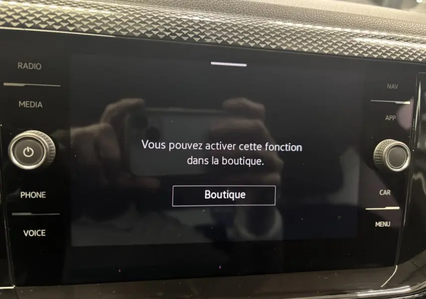 Écran tactile central du Volkswagen Taigo 2023 affichant un message d'activation de fonction dans la boutique.