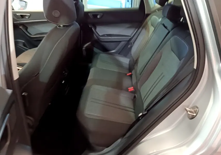 Vue intérieure côté droit sur la banquette arrière grise du SEAT Ateca 2022 avec portières ouvertes.