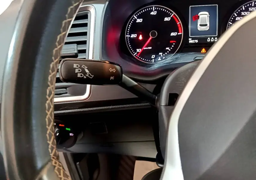 Vue rapprochée du tableau de bord et du volant en cuir du SEAT Ateca 2022, avec affichage digital et commandes au volant visibles.