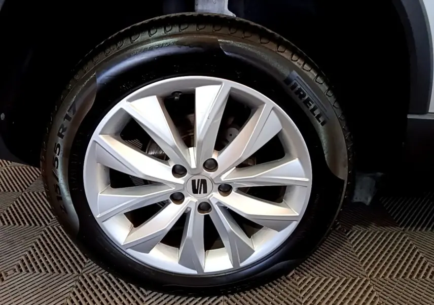Gros plan sur la roue avant droite du SEAT Ateca gris clair, mettant en valeur la jante alliage et le pneu Pirelli.