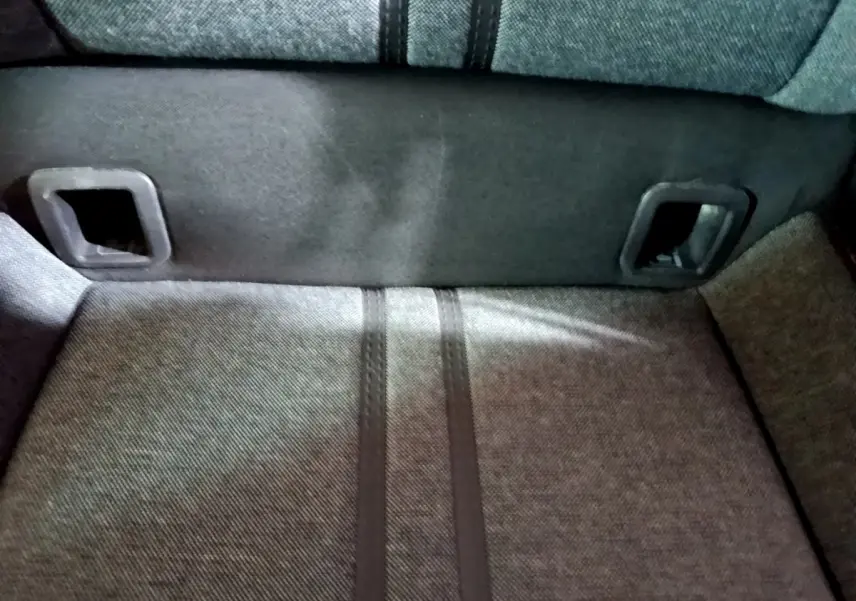 Détail de la banquette arrière grise avec fixation Isofix du SEAT Ateca 2.0 TDI 150 DSG7 2022.