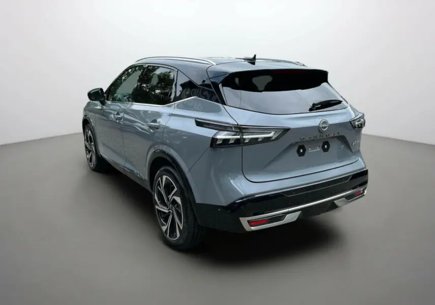 Vue 3/4 arrière droite du Nissan Qashqai E-POWER 205 Tekna Plus gris argile avec toit noir et jantes alu 20 pouces.