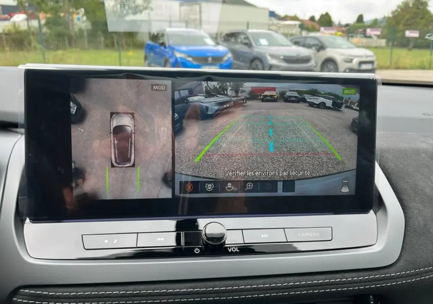 Écran central du Nissan Qashqai E-POWER 205 Tekna Plus montrant la caméra 360° et la vue arrière en stationnement.