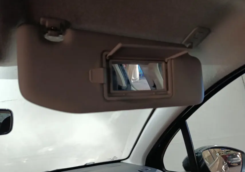 Miroir de courtoisie ouvert sur pare-soleil côté conducteur dans l’habitacle d’une Citroën C3 gris foncé 2024.