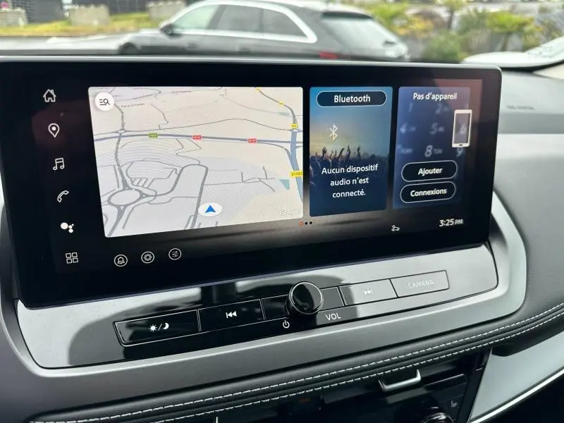 Écran tactile central du Nissan Qashqai Hybrid e-POWER 2025 affichant la navigation et les options Bluetooth, avec commandes intégrées.