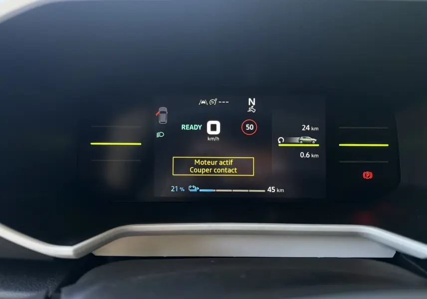 Tableau de bord numérique du Dacia Spring 65 Extreme 2026 affichant la vitesse, autonomie batterie et alertes moteur.