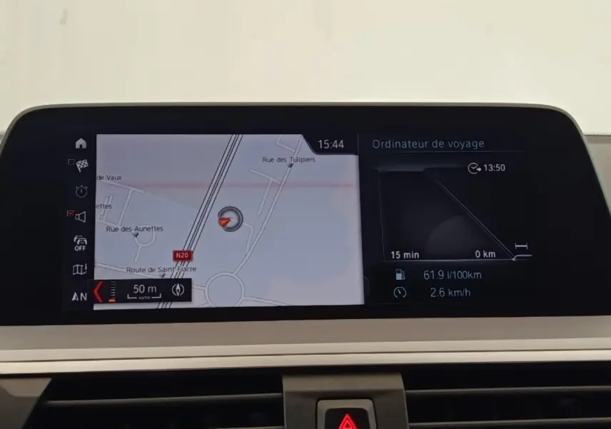 Affichage écran central intérieur BMW X3 2020 gris clair, navigation 3D et ordinateur de voyage visible.