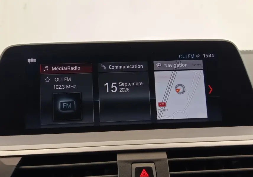 Écran central de navigation et multimédia de BMW X3 gris clair, vue intérieure frontale du tableau de bord.