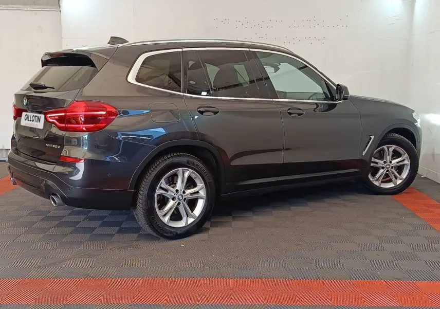 BMW X3 xDrive20d gris clair vu de profil droit, avec jantes alliage et feux arrière LED visibles.