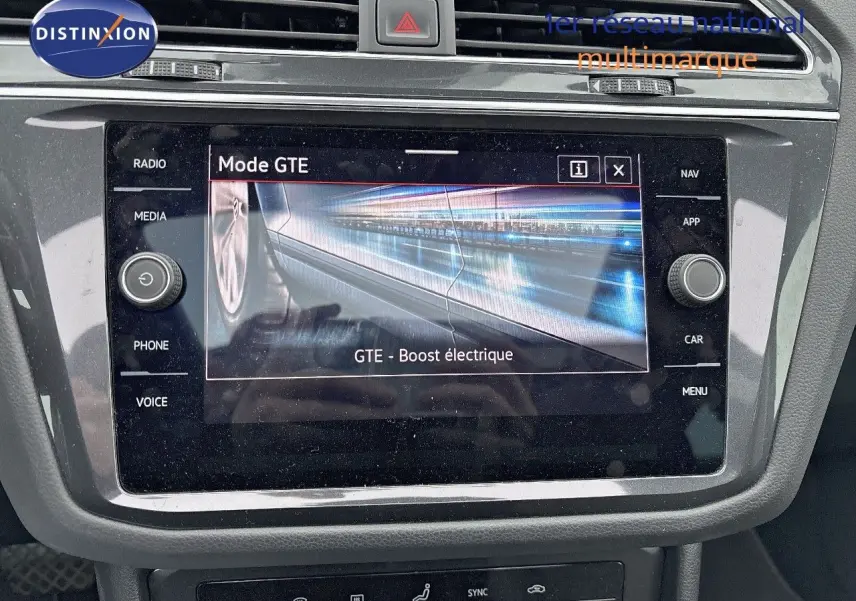 Écran central tactile du Volkswagen Tiguan 2022 gris lunaire affichant le mode GTE et boost électrique.