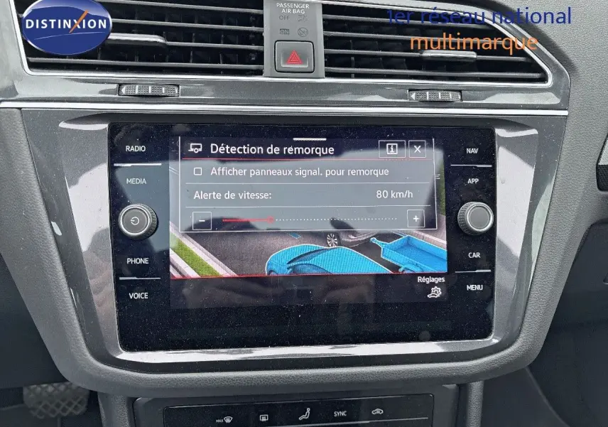 Écran tactile central du Volkswagen Tiguan 1.4 E-HYBRID 2022 affichant la détection de remorque dans un intérieur gris.