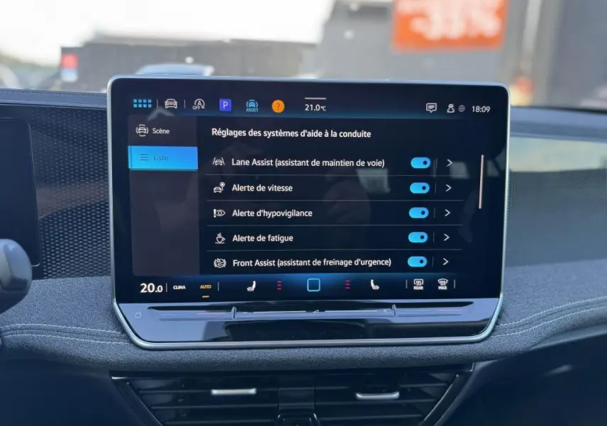 Écran tactile central de la Volkswagen Passat SW 2024 affichant les réglages des aides à la conduite.