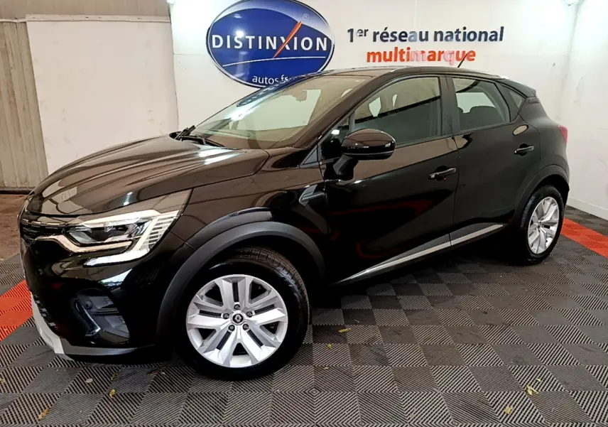 Renault Captur Business TCe 90 noir vu de profil côté gauche dans un showroom avec jantes argentées et feux LED avant.