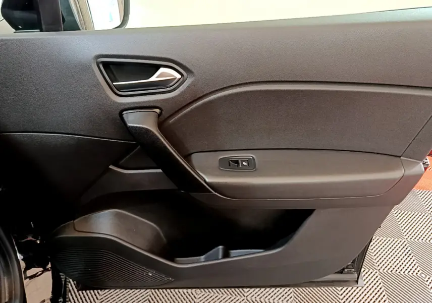 Intérieur noir de la porte côté gauche du Renault Captur Business TCe 90 -21 avec poignée argentée et commande de vitre.