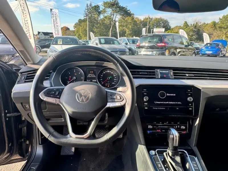 Vue intérieure du tableau de bord et volant multifonction de la Volkswagen Passat SW 2.0 TDI 2022 en gris manganèse métallisé.