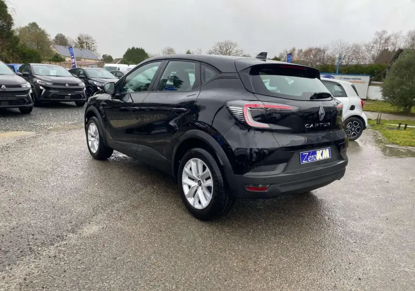 Renault Captur noir étoilé vu en 3/4 arrière droit, avec feux arrière LED et antenne requin noire brillante.