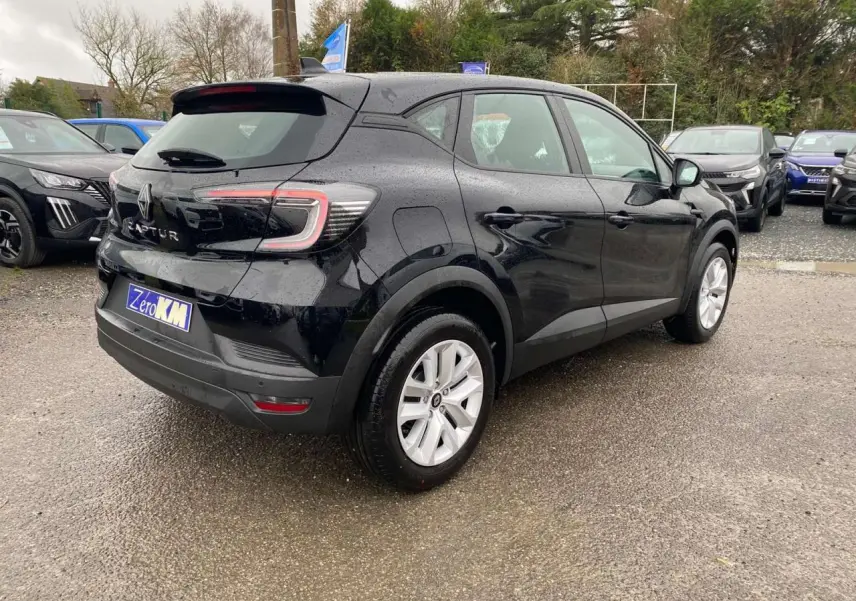 Vue 3/4 arrière droite du Renault Captur noir étoilé 2025 avec feux arrière LED et jantes blanches.