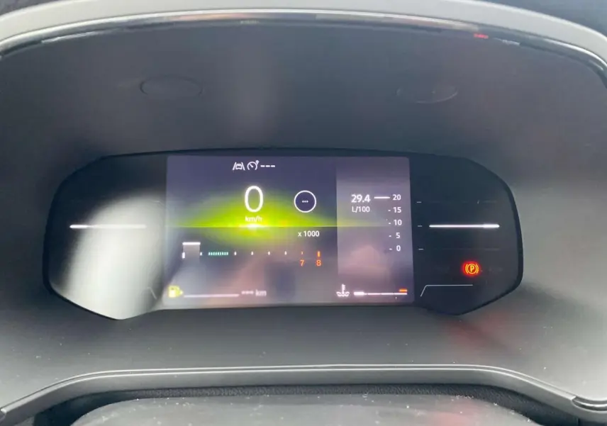 Tableau de bord numérique du Renault Captur 2025 affichant la vitesse à 0 km/h et indicateurs de consommation et sécurité.