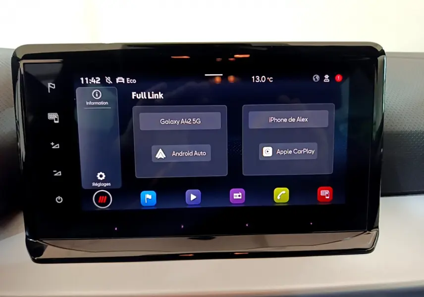 Écran tactile central du tableau de bord du SEAT Arona 2022 affichant les options Android Auto et Apple CarPlay.