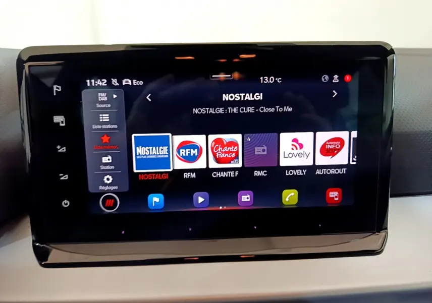 Écran tactile central du tableau de bord du SEAT Arona 2022 affichant les stations radio numériques.