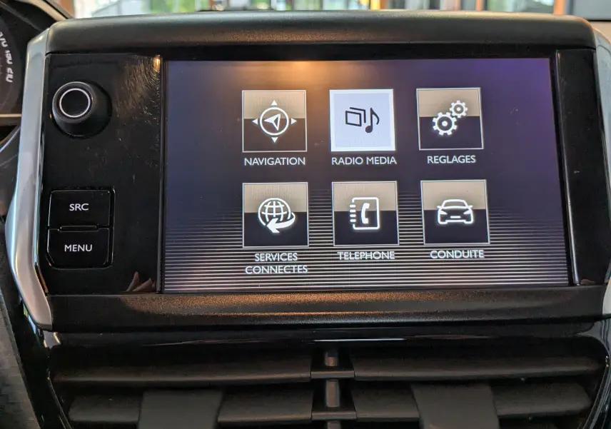 Écran tactile central de la Peugeot 2008 2017 affichant les options navigation, radio, réglages, téléphone et conduite.