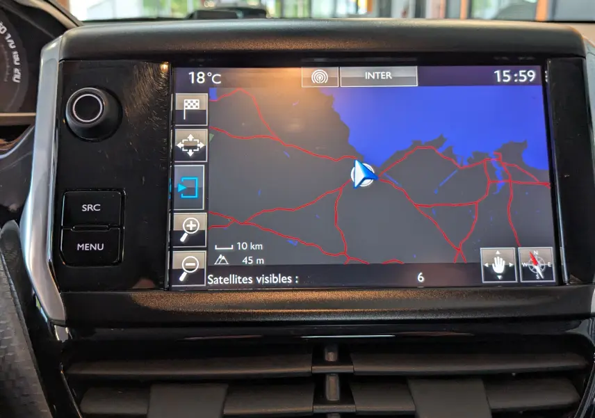 Écran tactile du GPS de la Peugeot 2008 2017, affichant une carte routière avec options de zoom et navigation.