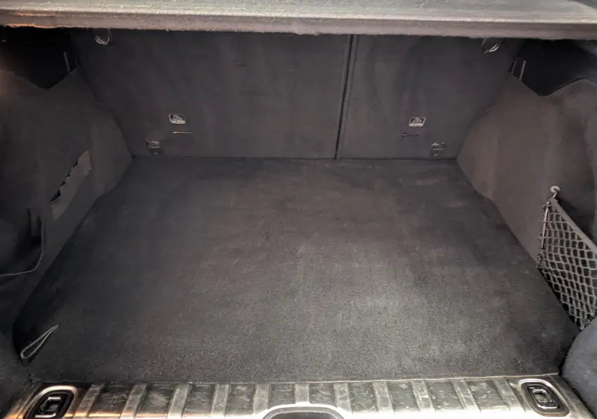Vue intérieure du coffre spacieux et propre du Peugeot 2008 blanc, version 1.6 20ch allure de 2017.