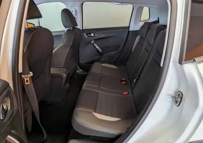 Vue intérieure côté droit sur les sièges arrière noirs avec surpiqûres blanches d’un Peugeot 2008 blanc de 2017.