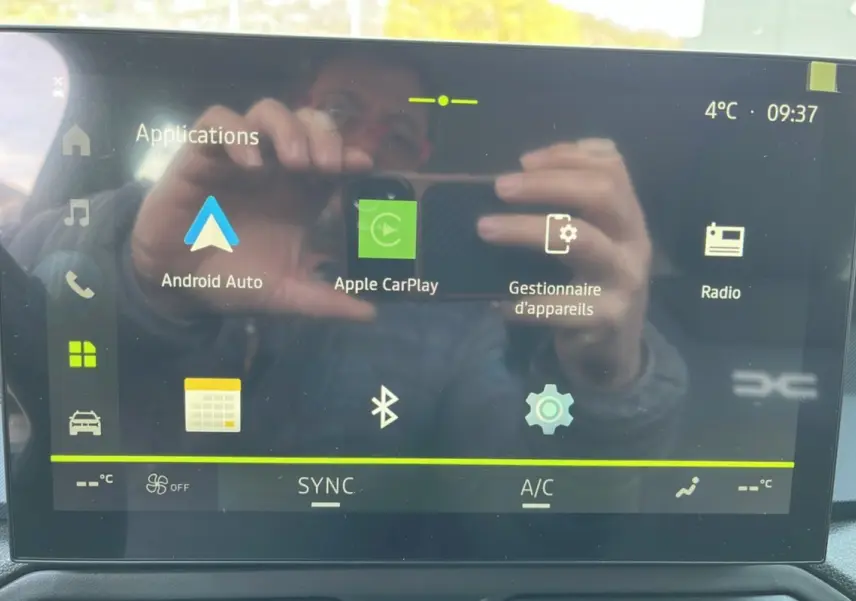 Écran tactile central du Dacia Bigster hybride 2026 affichant les applications Android Auto et Apple CarPlay.