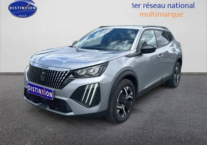 Peugeot 2008 gris artense en 3/4 avant droit, avec calandre distinctive et jantes alu bicolores.