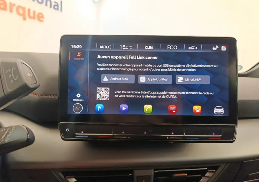 Écran tactile central 12 pouces du tableau de bord du CUPRA Born 230ch, affichant les options de connectivité smartphone.