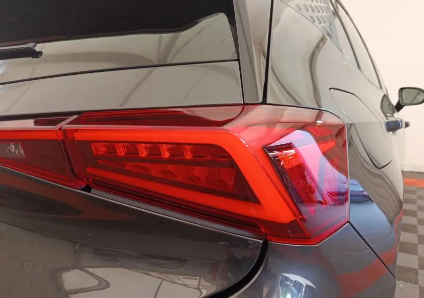 Gros plan sur le feu arrière droit rouge d'une CUPRA BORN gris foncé, vue arrière latérale droite.