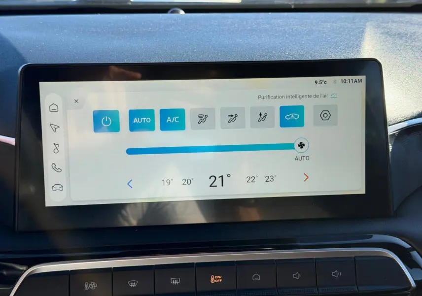 Écran tactile central affichant la climatisation automatique à 21°C dans l’habitacle du MG3 Como Blue 2025.