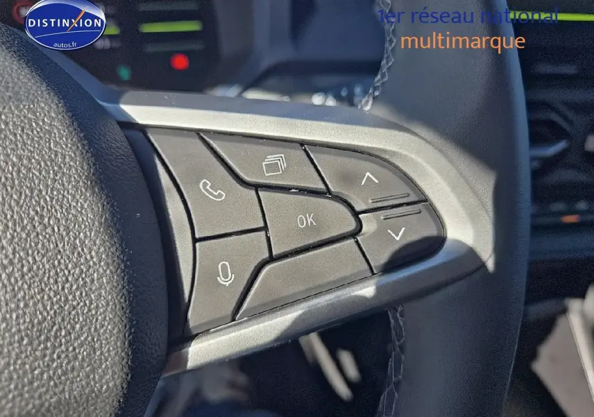 Gros plan sur les commandes multifonctions du volant du Dacia Duster brun terracotta 2025, côté gauche.