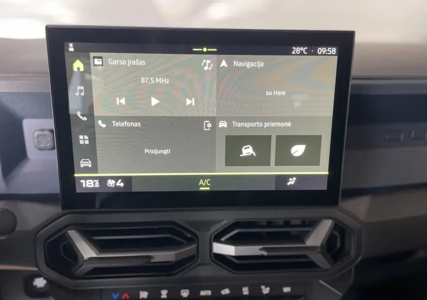 Écran tactile central 10 pouces et aérateurs hexagonaux gris acier du Dacia Duster beige, vue intérieure frontale.