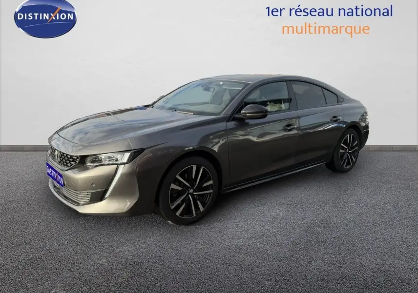 Peugeot 508 gris platinium en 3/4 avant droit, mettant en valeur ses lignes élégantes et ses jantes noires.